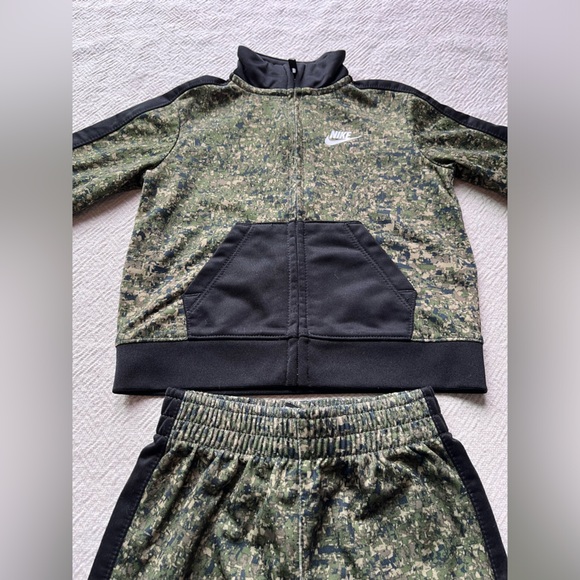 Nike Little Boys Printed Tricot Jacket & Pants 2 Piece Set (18M) - Picture 2 of 6